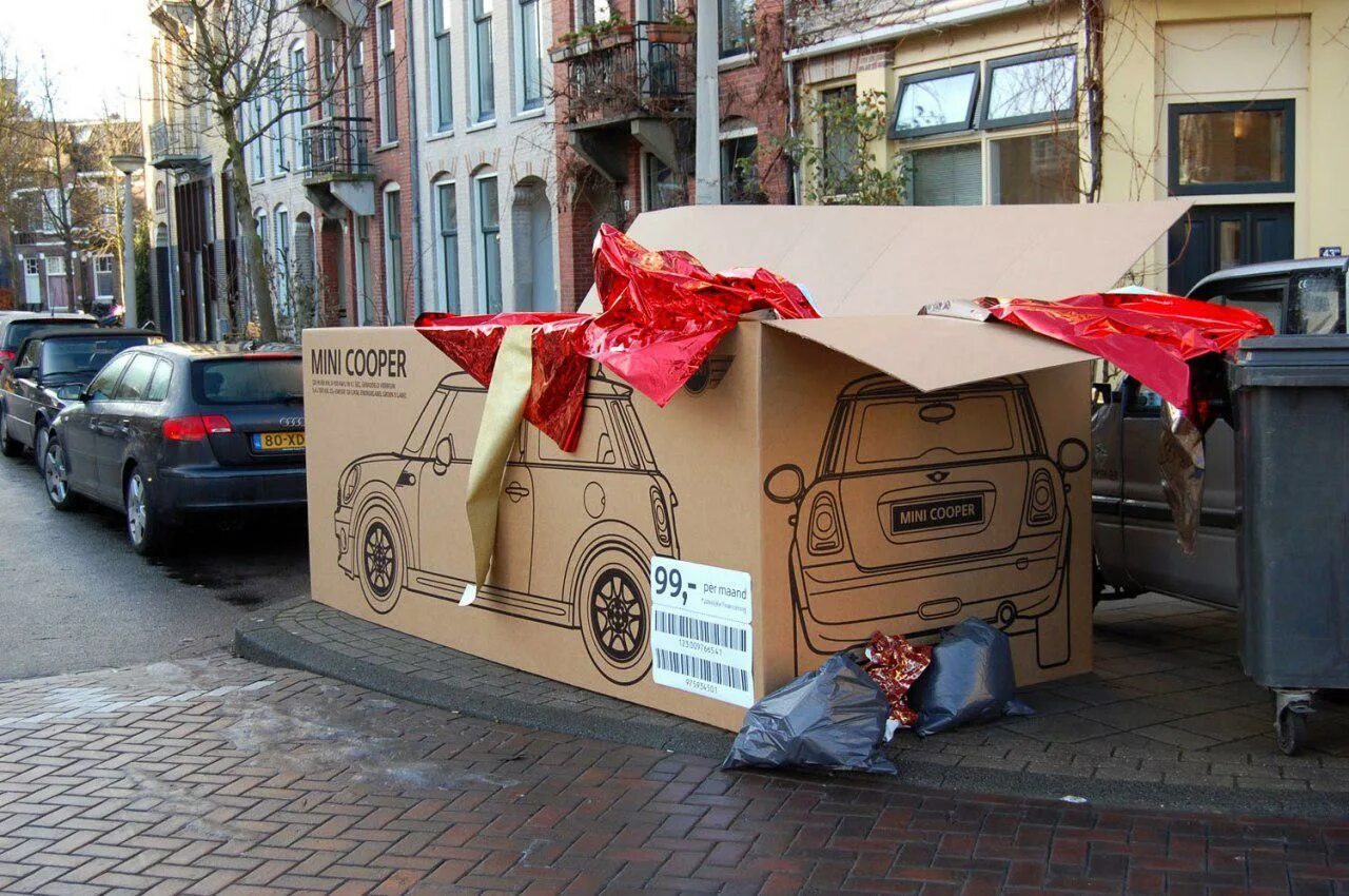 Нестандартные продажи. Огромная коробка. Огромная картонная коробка. Креативные рекламные инсталляции. Необычная реклама на машине.