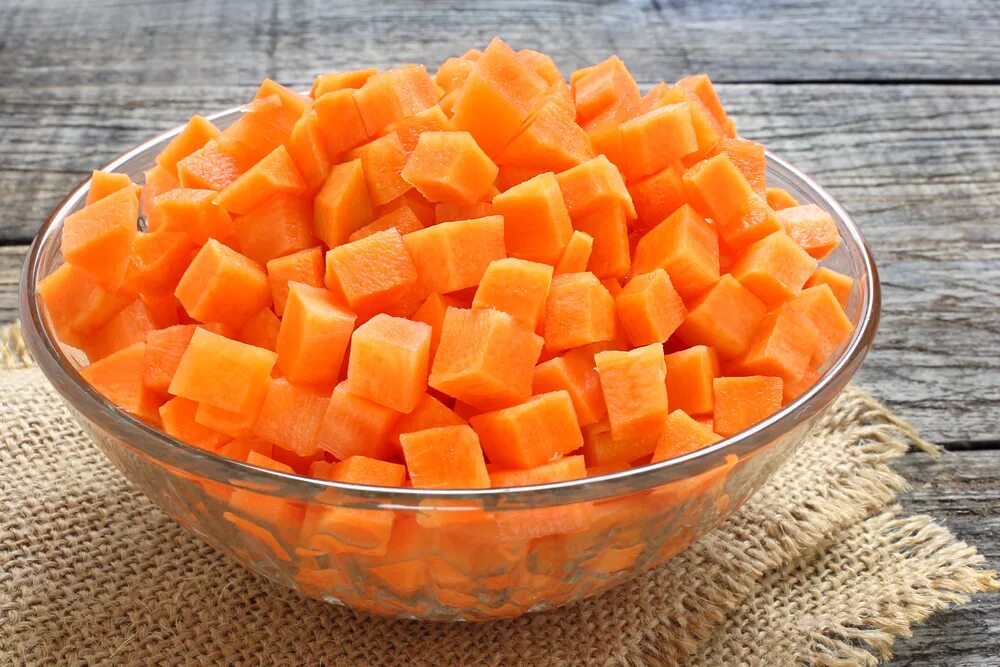 Морковь кубиками. Желированные кубики из моркови. 20г моркови кубиками. Морковь кубиками на пару. Как по английски морковь