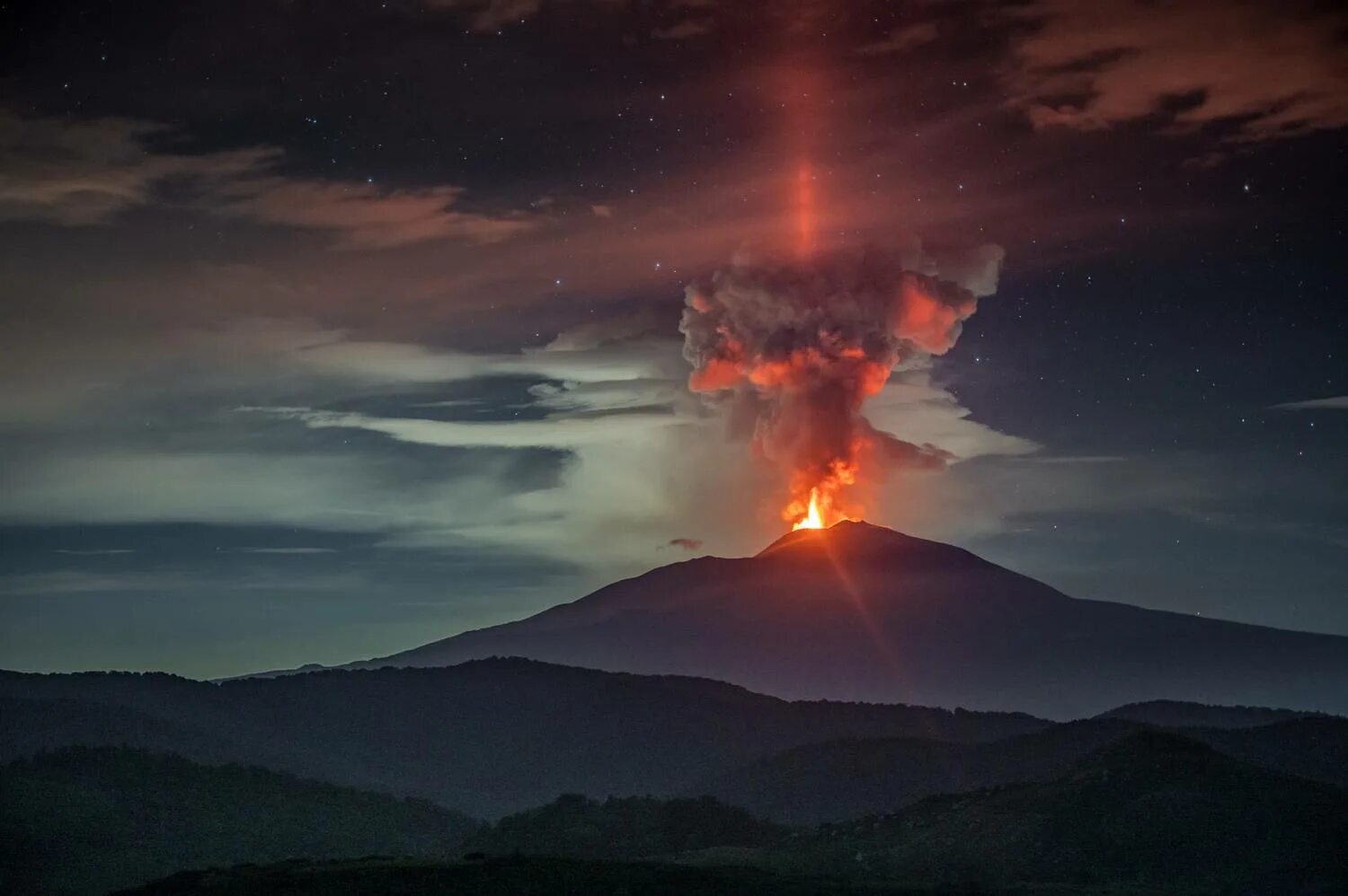 Извержение вулкана Этна. Вулкан Этна в Италии. Этна извержение 2022. Извержение вулкана Этна в Италии.