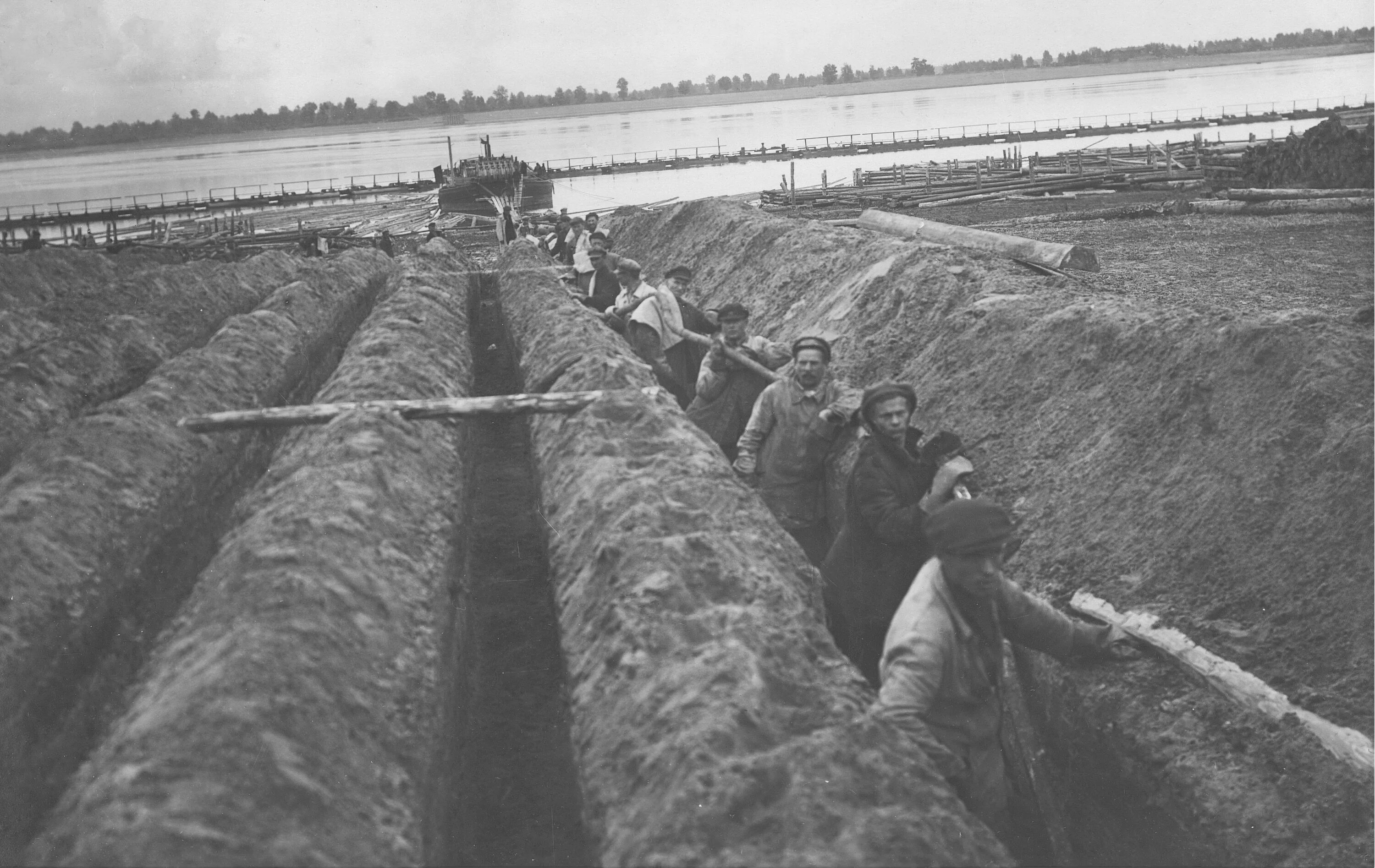 Трубопровод по дну Ладожского озера в 1942 году. Ладожский трубопровод 1942. Прокладка трубопровода в Ладожском озере. Дорога жизни трубопровод. По дну чего проложена артерия жизни