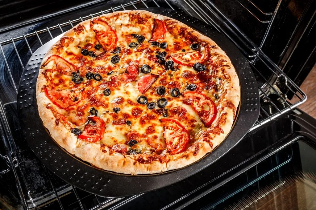Пицца дома в духовке круглая. Pizza in Oven. Пицца из духовки фото. Appetizing. Сколько по времени печь пиццу в духовке