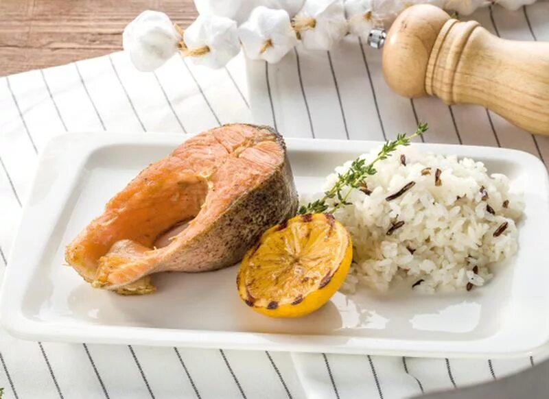 Рыба на пару с рисом. Жареная рыба с рисом. Рыба запеченная с рисом. Горбуша с овощами. Рыба филе тилапии.