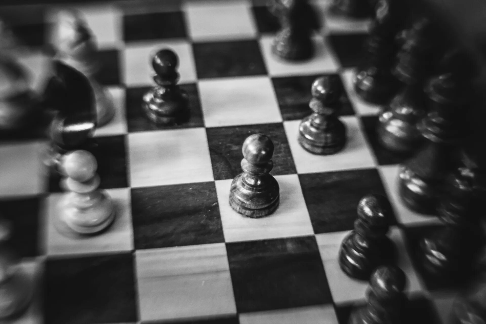 Игра черно белые камни на доске. Великая шахматная доска 1997. Дзержинский Великая шахматная доска. Шахматная доска черно белая. Шахматный фон.