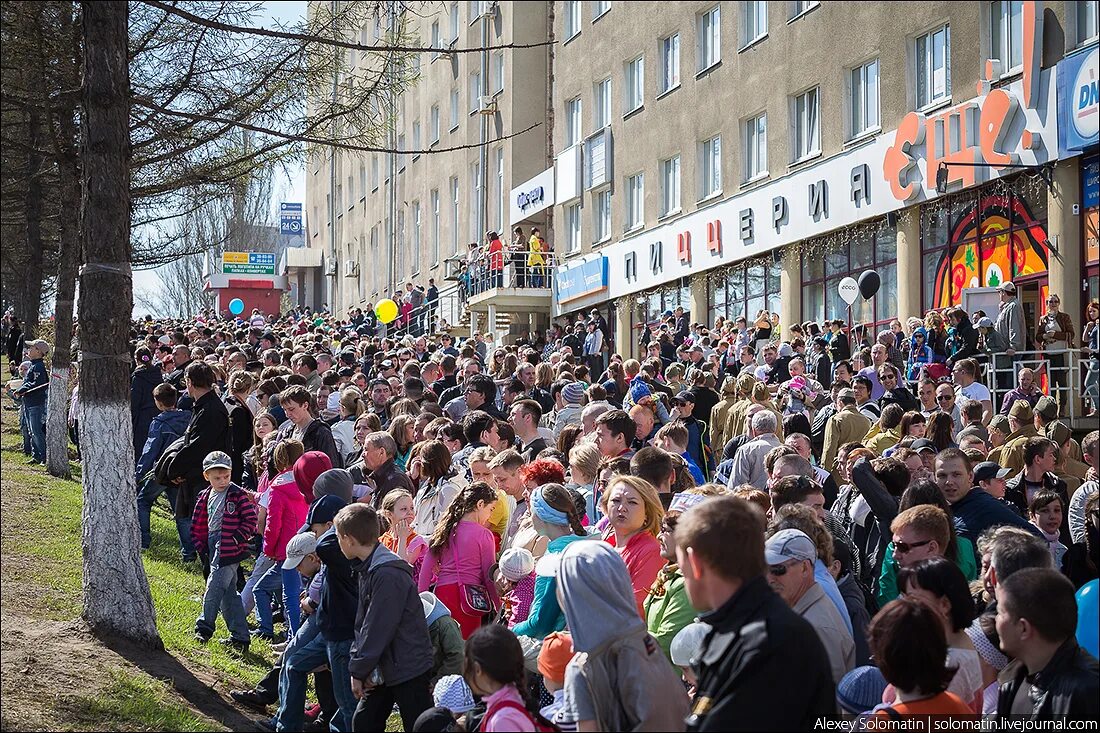 Май день ижевск. 9 Мая Ижевск. День Победы в Ижевске. С днем Ижевска. Выступления Ижевск на 9 мая.