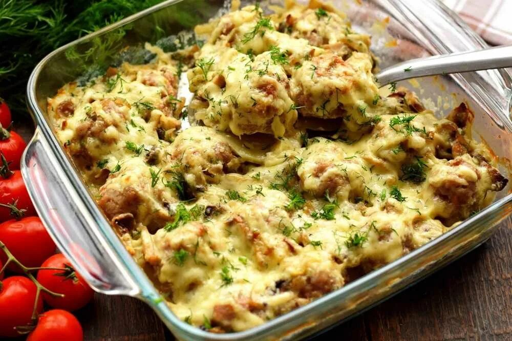 Блюда с сыром и грибами рецепты. Картошка с мясом и грибами в духовке. мясо с грибами в духовке. картофель с фрикадельками в духовке. фрикадельки с картошкой в духовке.