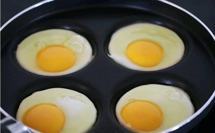Скрэмбл яйца скрэмбл. Сковорода non stick cooker. Яйцо на сковороде как называется. Leon cooker сковорода. Как называются жареные яйца.