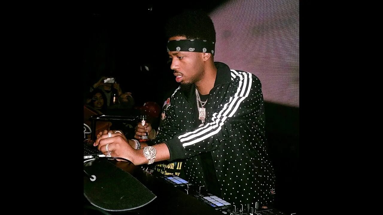 Future metro boomin playboi carti. Metro boomin heroes and villains. Metro boomin the weeknd. Метро бумин на студии. Travis scott metro boomin wallpaper.