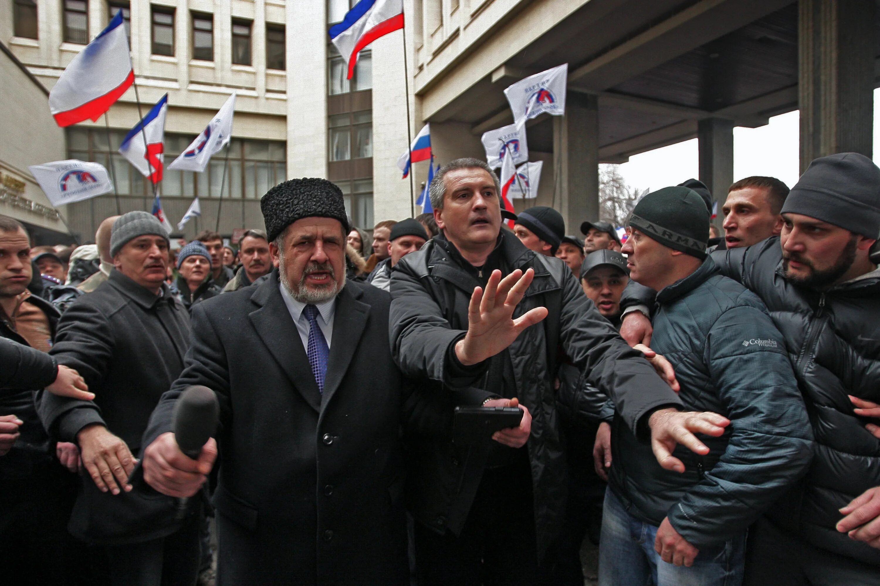 Крым в феврале 2014 года. 26 Февраля 2014 Крым митинг. 26 Февраля в Симферополе у стен Крымского парламента. Митинг 26 февраля 2014 Симферополь. Меджлис крымских татар.