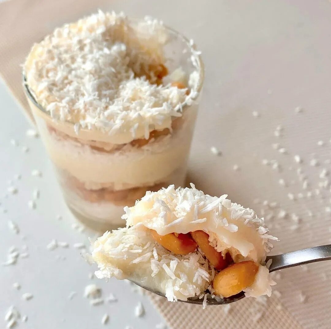 Конфеты с кокосовой стружкой. Кокосовые десерты пп. Пп конфеты рафаэлло. Творожные рафаэлло. Кокосовые десерты пп.