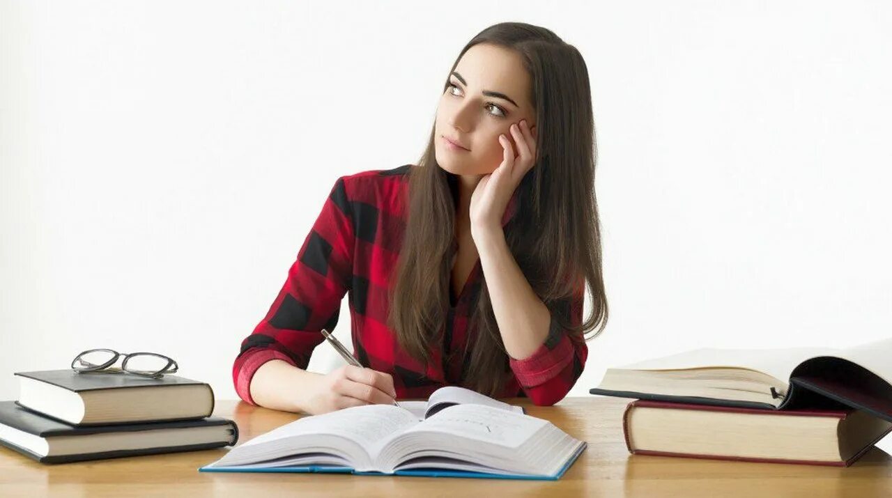She study for her exams. Девушка на учебе. Рыжая девушка на учебе. Фото девушки на учебе. Девушка сдаёт экзамен белый фон.