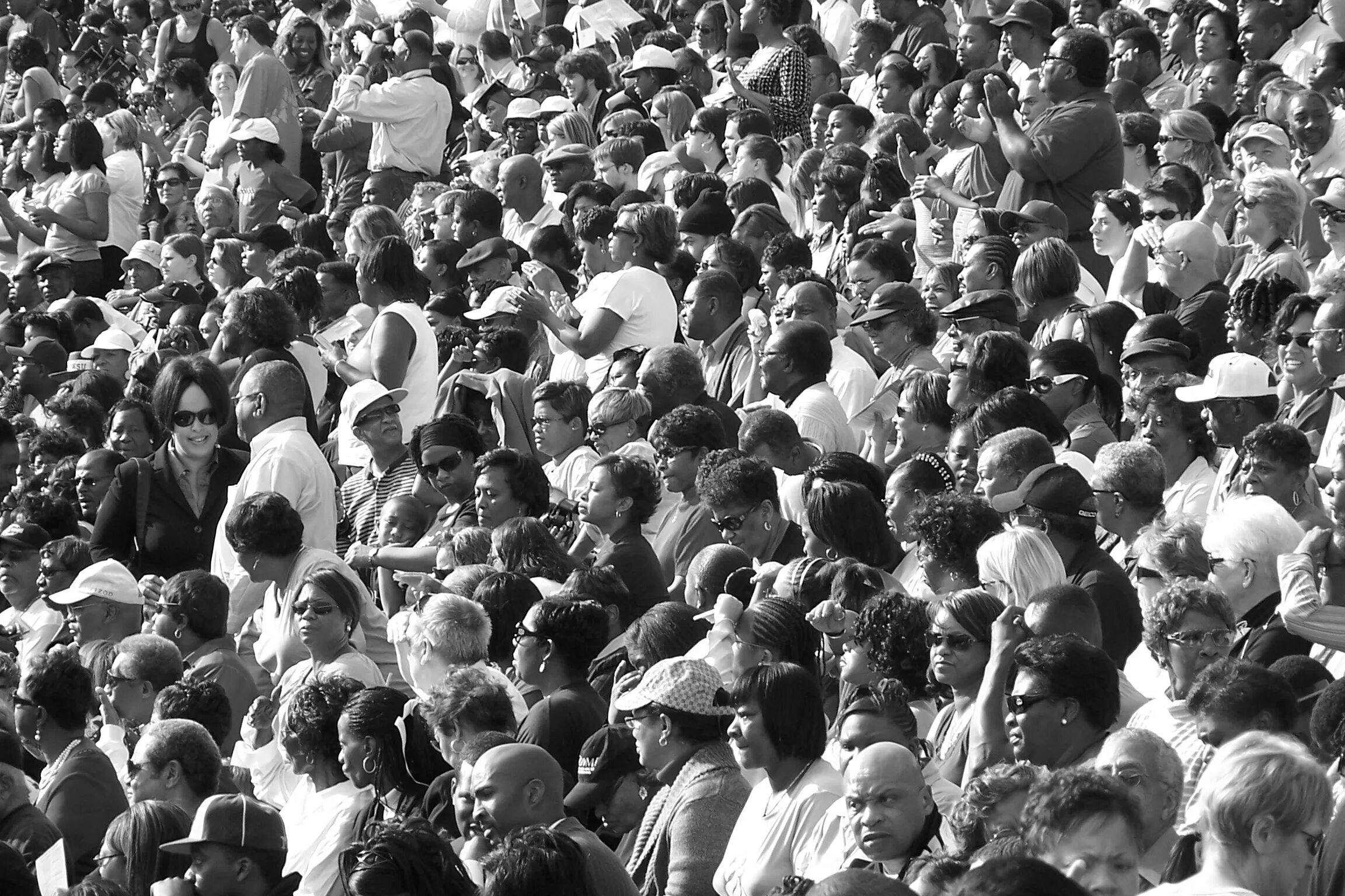 Массовое общество массовый человек. Массовое общество массовый человек. Массовое скопление людей. Массовое общество. Массовое общество массовый человек.