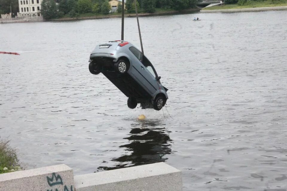 Падали машины в воду. Машина падает в воду. Автомобиль упал в воду. Машина упала в речку. Достали машину из воды.
