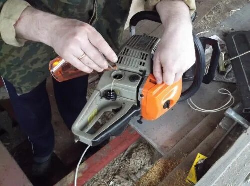 Партнер не заводится. Масло для бензопилы штиль 180 в бензин. Stihl 180 бензопила заливать масло. Бензопила партнер вытекает бензин. Штиль МС 180 масло в бензин.