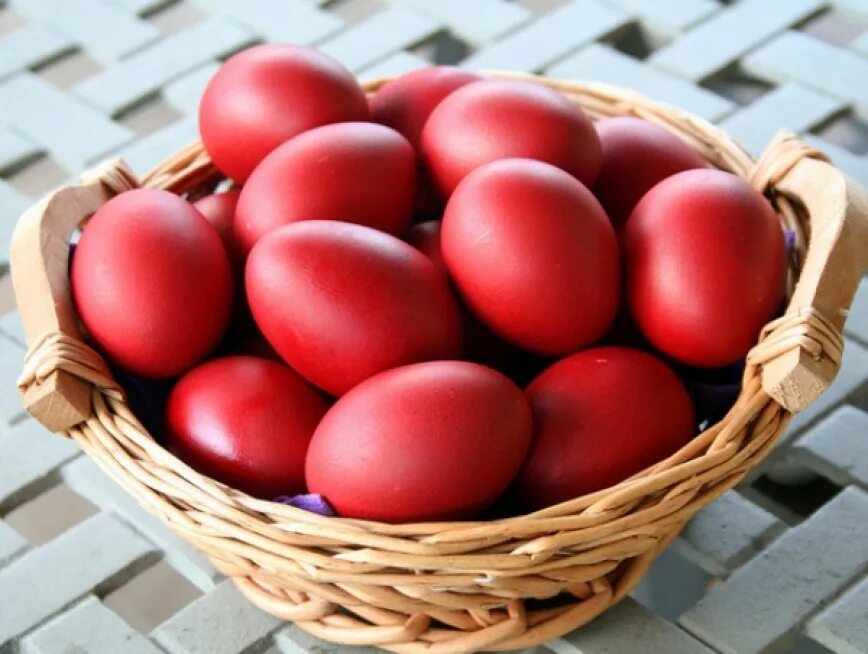 Красные яйца на Пасху. Красное яйцо. Яйца крашенки. Яйца крашенки красные.