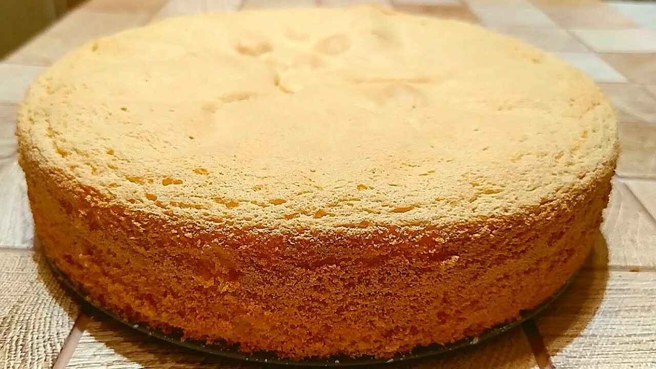 Классический бисквит форма 20 см. Бисквит для торта пышный. Торт бисквит домашний. Пористый бисквит. Бисквит классический в духовке пышный.