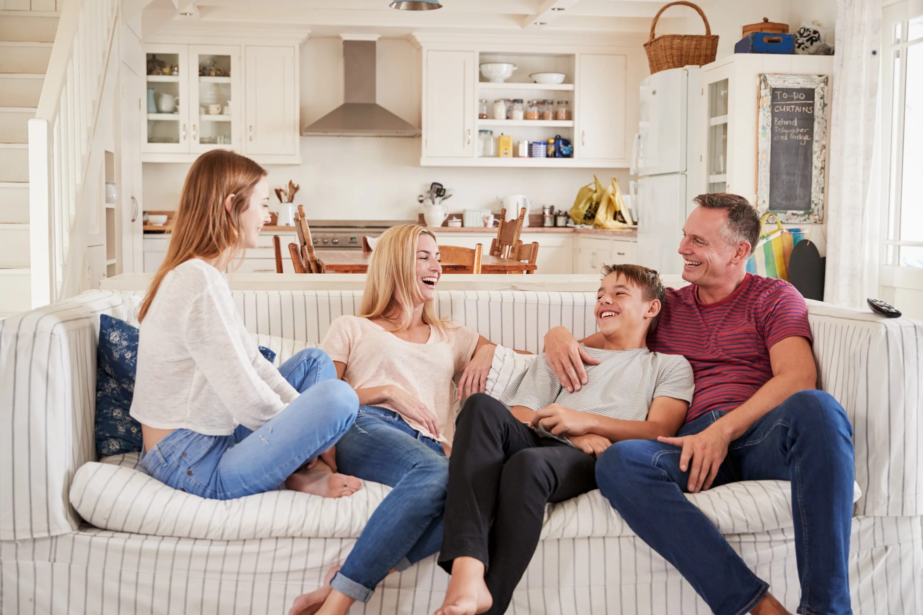 Счастливая семья на диване. Семья на диване в гостиной. Счастливая семья взрослые дети. Семейная фотосессия на диване.