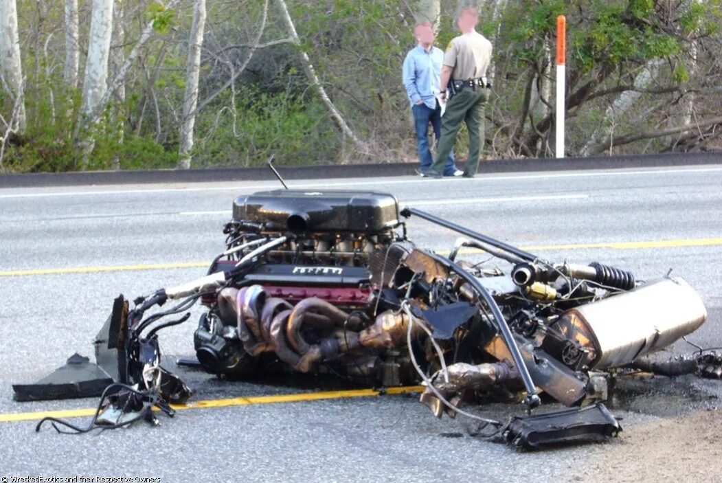 Разбитый ч. Ferrari Enzo crash. Мотоцикл разорвал машину. Мотоцикл врезался в автомобиль. Сломанный двигатель.