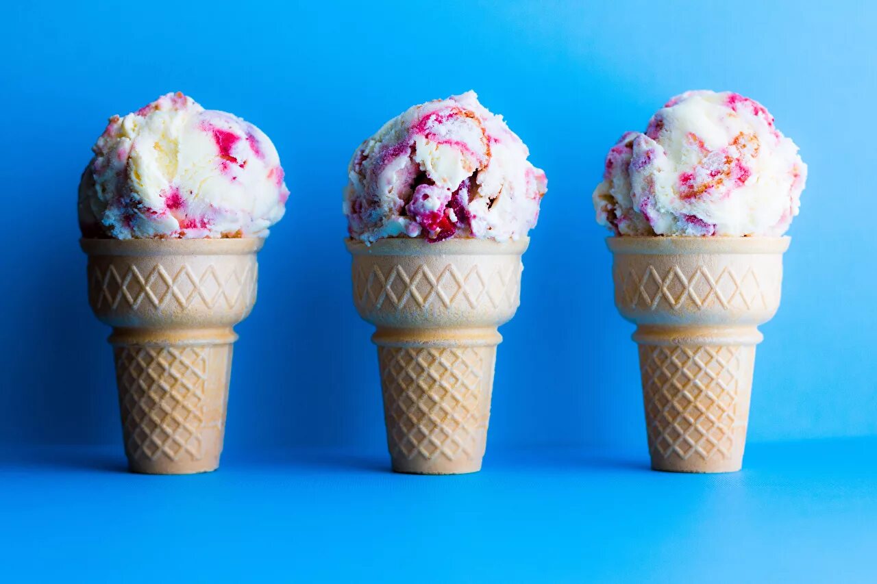 Картинки мороженки. Айс Крим мороженщик. Мороженое рожок. Красивое мороженое. Красивое мороженое в рожке.