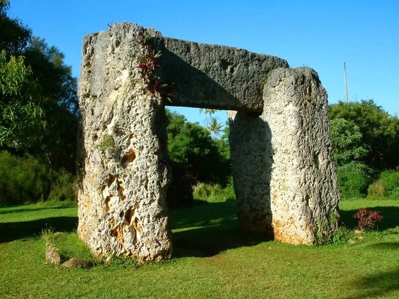 Промышленные секционные ворота alutech. Триумфальная арка бове москва. Ворота это сооружение. Ворота это сооружение. Ворота это сооружение.