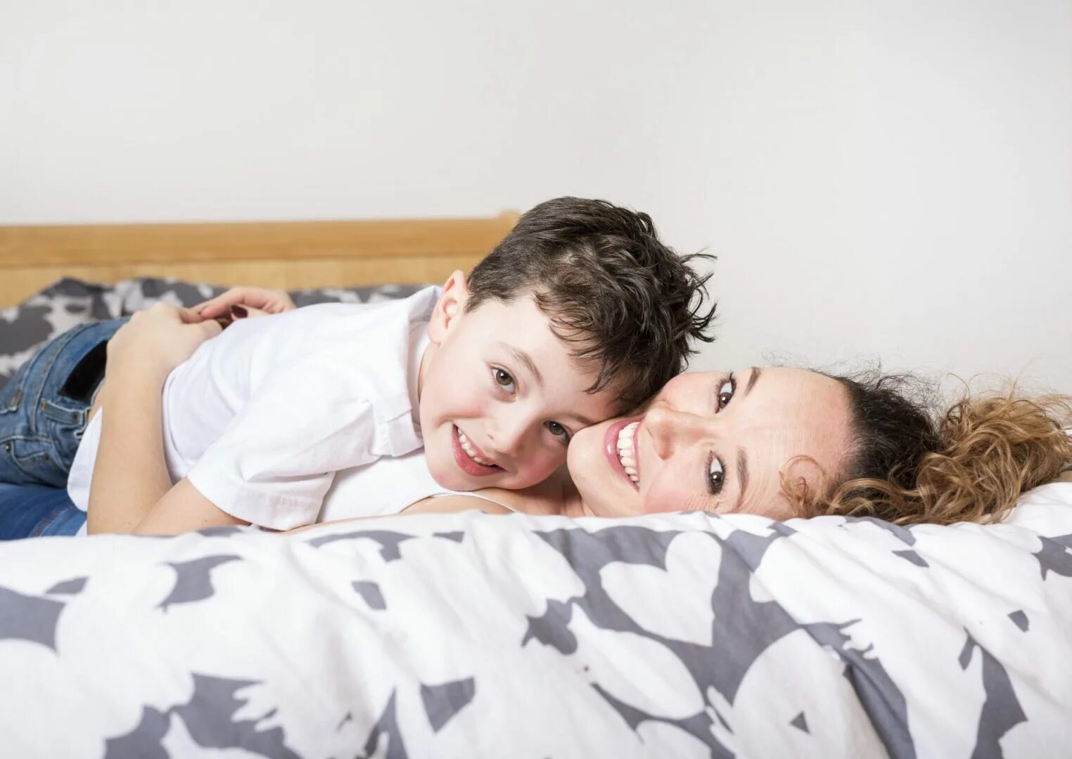 Кровать для сына. Фотосессия сыном в постели. Мальчик лежит на маме. Фотосессия мама с сыном в постели.
