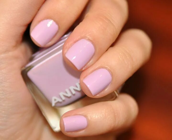 Фиолетовый маникюр однотонный. Нежный маникюр. Маникюр мягкий квадрат однотонный. Однотонные ногти мягкий квадрат. Матовый маникюр на короткие ногти.