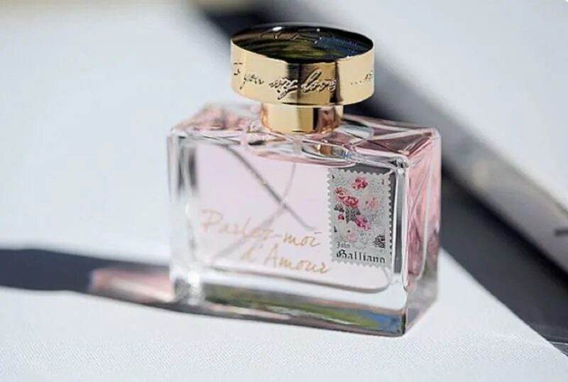Туалетная вода john galliano parlez-moi d'amour. John galliano parlez moi. John galliano parlez-moi d'amour купить. Духи parlez moi de amor. John galliano parlez-moi d"amour 80ml.