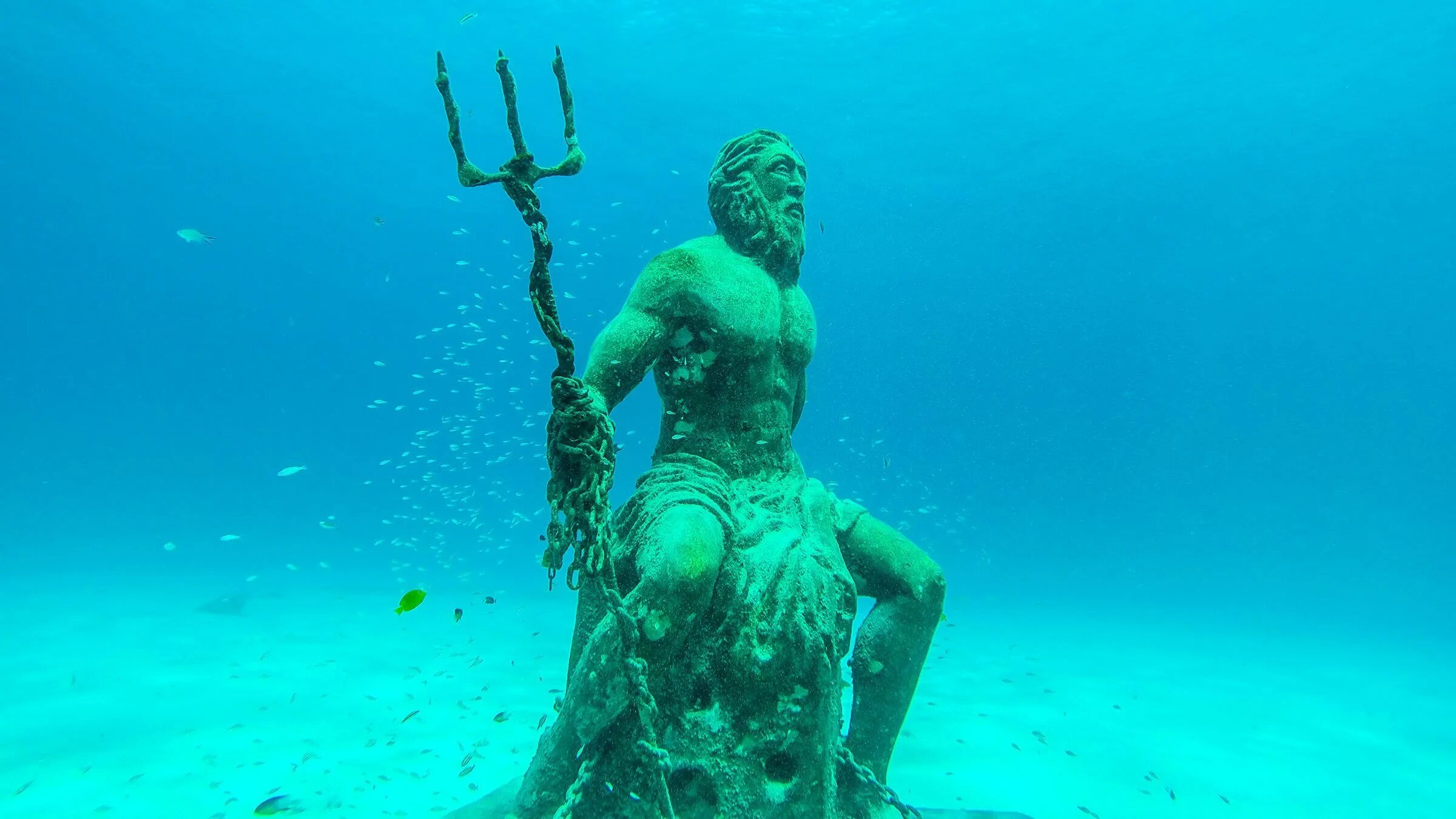 Статуя Посейдона в Атлантиде. Статуя Нептун Посейдон. Бог моря Посейдон статуя. Статуя подводный Атлант Багамы. Посейдон видео