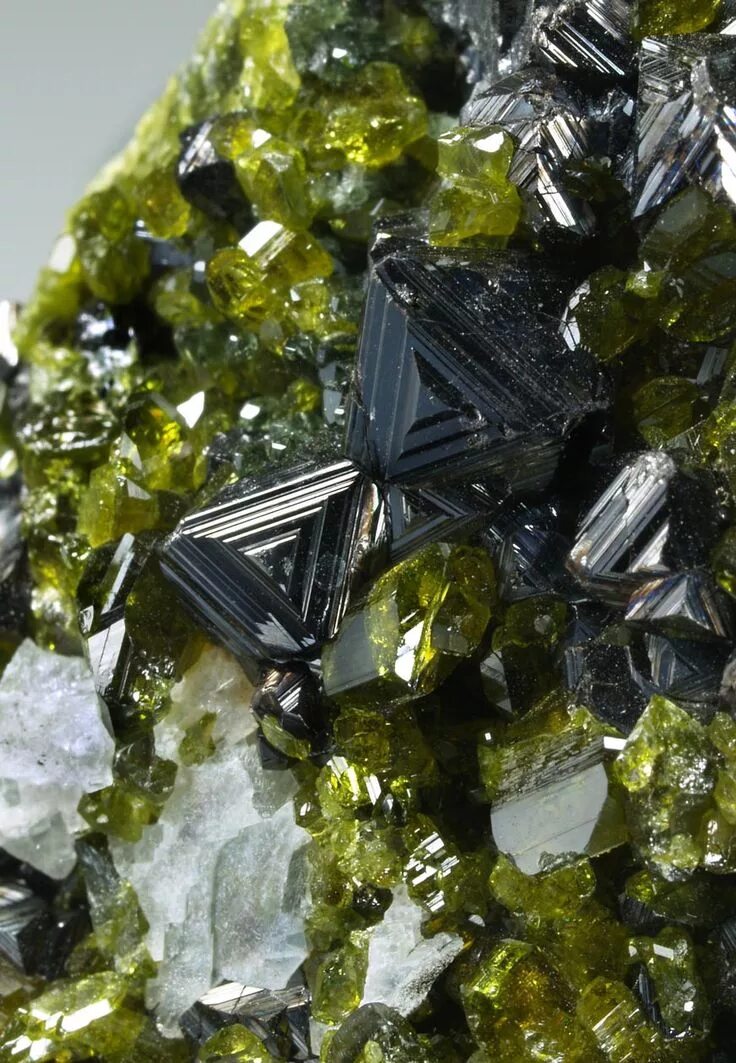 Natural mineral. Андрадит Кристалл. Эпидот с магнетитом. Эпидот минерал. Зеленый эпидот.