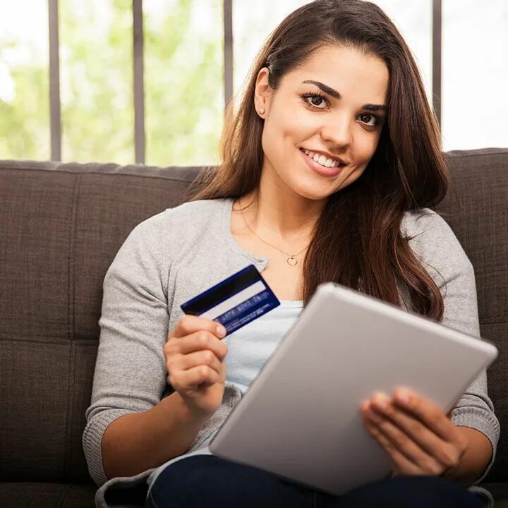 Техника кредитной картой. Женщина с кредиткой. Женщина с кредитной картой. Девушка с банковской картой. Человек с картой и телефоном.