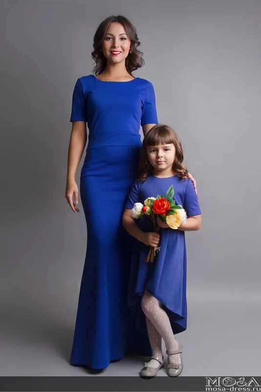 Мама в синем платье. Платье на выпускной для мамы. Платье на свадьбу для мамы. Платье на выпускной для мамы выпускника. Вечерние платья на свадьбу мама и дочка.