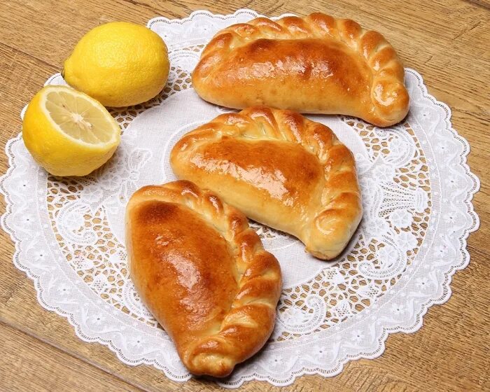 Пирожки из разного теста. Пирожки с лимоном. пирожки с лимоном из дрожжевого. пирожки с лимоном из дрожжевого теста. пироги с лимоном из дрожжевого теста.