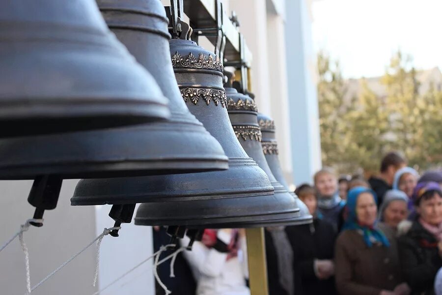 колокол церковный на звоннице. студия колокол хабаровск. церковные колокола. музей-заповедник коломенское колокольный звон. тихвин звонница колокола.