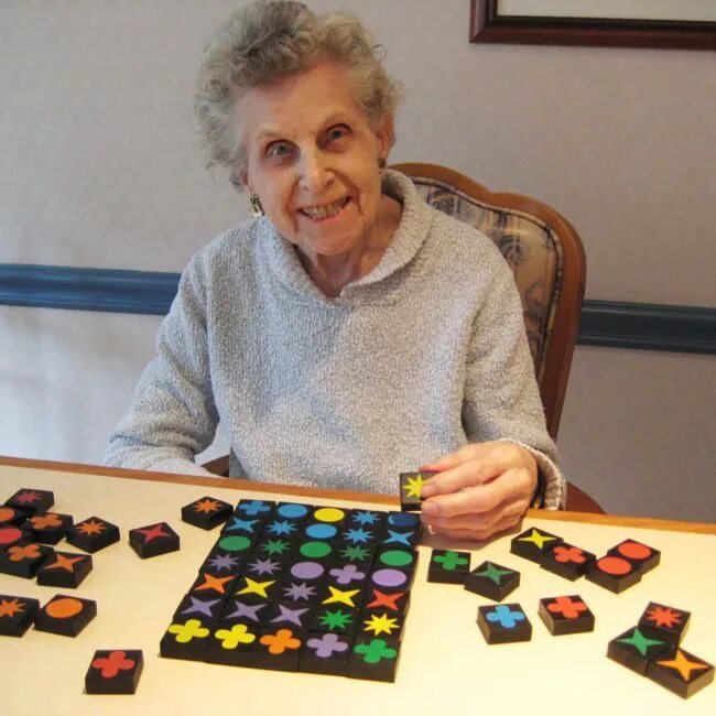 Бабушка развлечения. Игрушки для пенсионеров. Игрушки для пенсионеров с деменцией. Развивающие игрушки для пожилых людей. Игрушка старик.