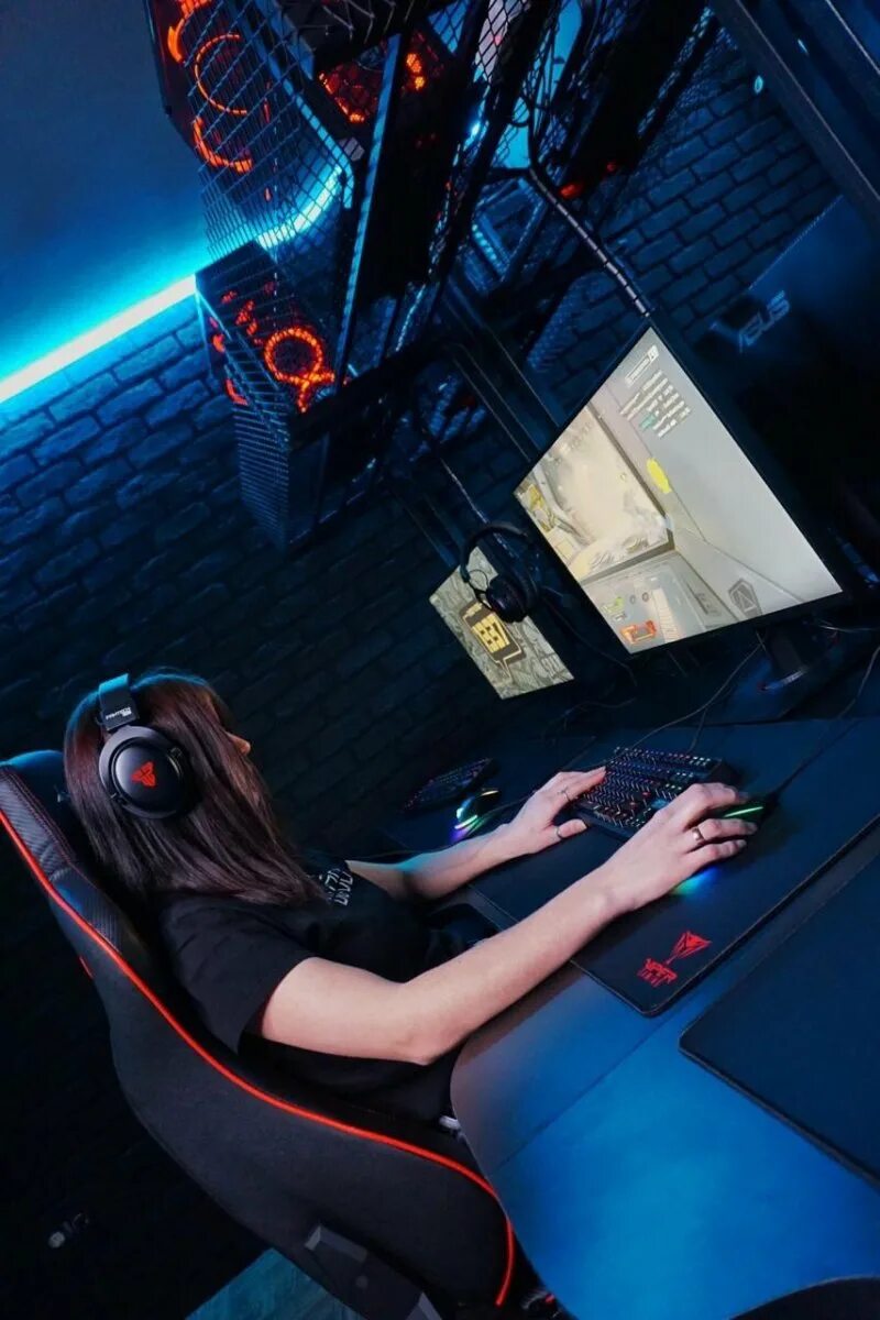 Девушка в клубе. Фото девушки в компьютерном клубе. Девушка в компьютерном клубе. Девушка в компьютерном клубе. Красивые девушки в компьютерном клубе.