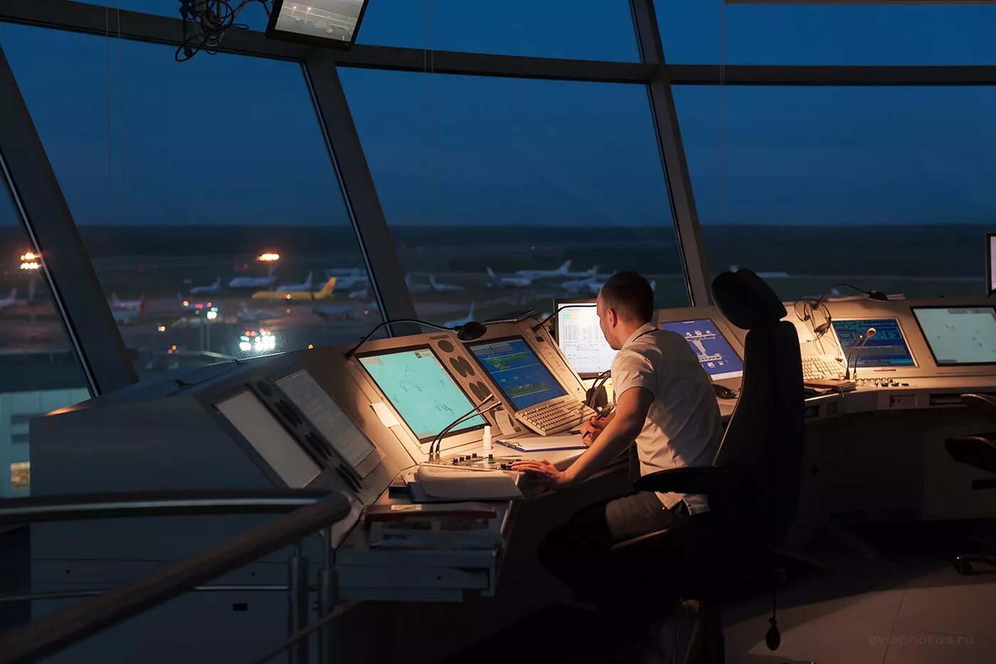 рабочее место авиадиспетчера. туржанский сергей авиадиспетчер. диспетчер управления воздушным движением. шалаева авиадиспетчер. авиадиспетчер управления воздушным движением.
