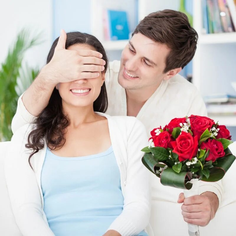 Муж жена мужчина. Мужчина дарит цветы женщине. Парень дарит девушке цветы. Мужчина дарит жене цветы.