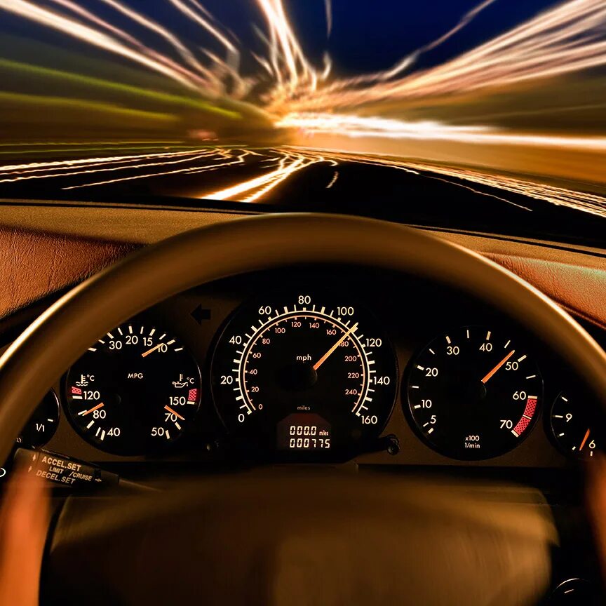 Ехать на полной скорости. Машина на скорости. Авто скорость. Большая скорость. Скорость фото.