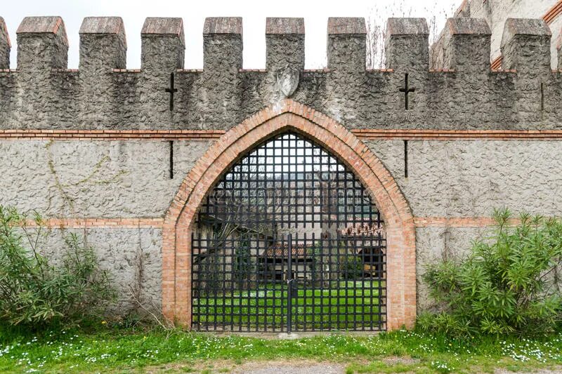 У каких ворот откроют замки. Ворота средневекового замка. средневековые ворота с решеткой. ворота с решеткой средневекового замка. решетка в замке.