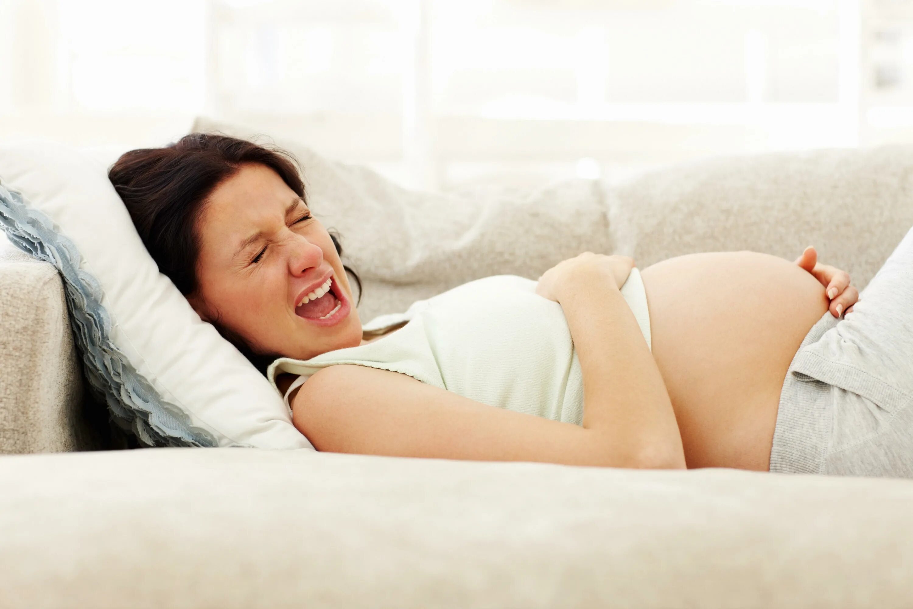 Схватки во сне. Беременна женщены рожают. Беременные женщины. У беременной схватки. Беременные женщиныхватки.