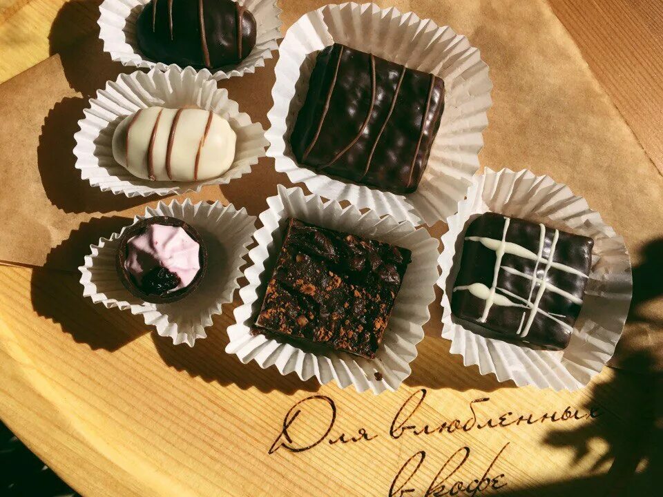 цех екатерины харалдиной ижевск. кондитерская фабрика воткинск. кондитерские изделия ижевск. выкладка кондитерских изделий. витрина с десертами в кофейне.