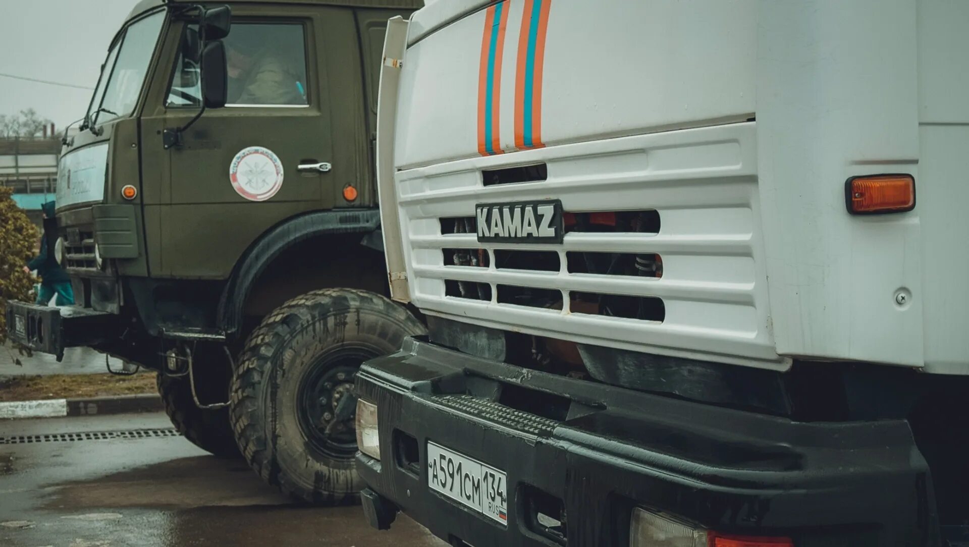 Украли камаз с тюльпанами. Колонна КАМАЗОВ. Водитель КАМАЗА. Военный КАМАЗ С водителем. УТМ КАМАЗ.