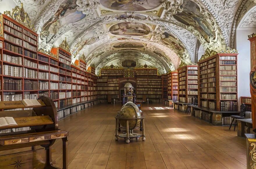 Библиотека является центром. Библиотека аббатства Адмонт, Австрия. Библиотека Кремсмюнстерского аббатства, Австрия. Страговский монастырь библиотека. Национальная библиотека Прага Клементинум.