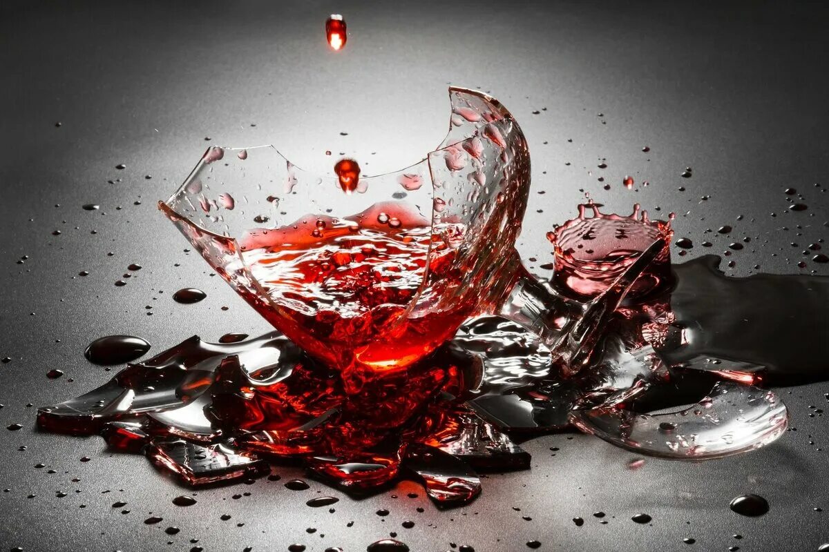 Разбитое вино. Разбитый стакан. Разбитые бокалы. Разбитые осколки.