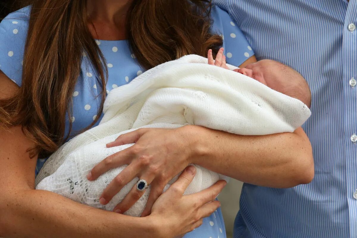 Грудные дети на руках. Младенец на руках. Женщина с новорожденным на руках. Девушка с младенцем на руках. Новорожденный без мамы