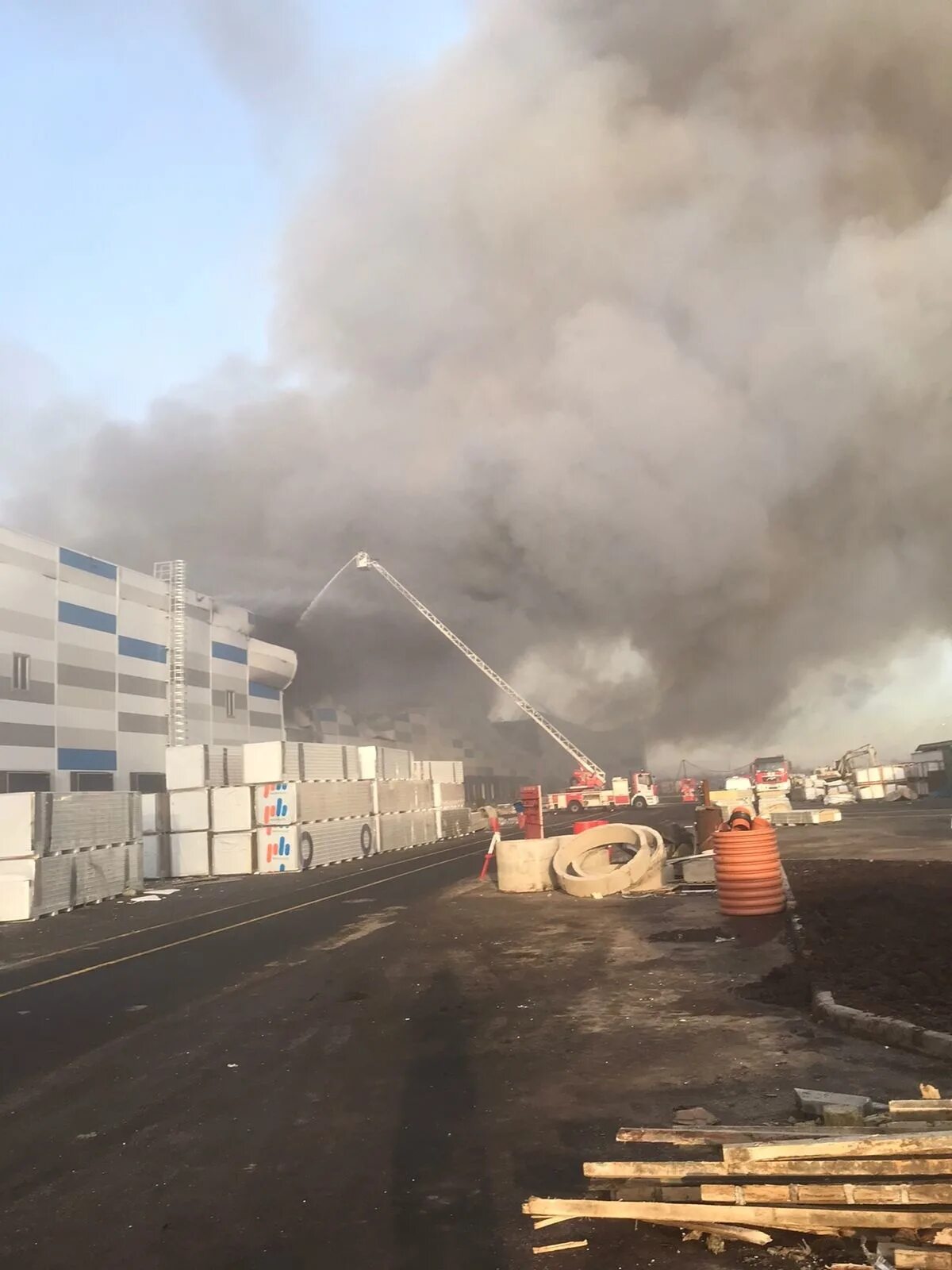 Что горит в пушкинском районе. Пожар в пушкинском районе. пожар на пушкинской. пожар на складе в котельниках. пожар в санкт-петербурге сейчас в пушкинском районе.