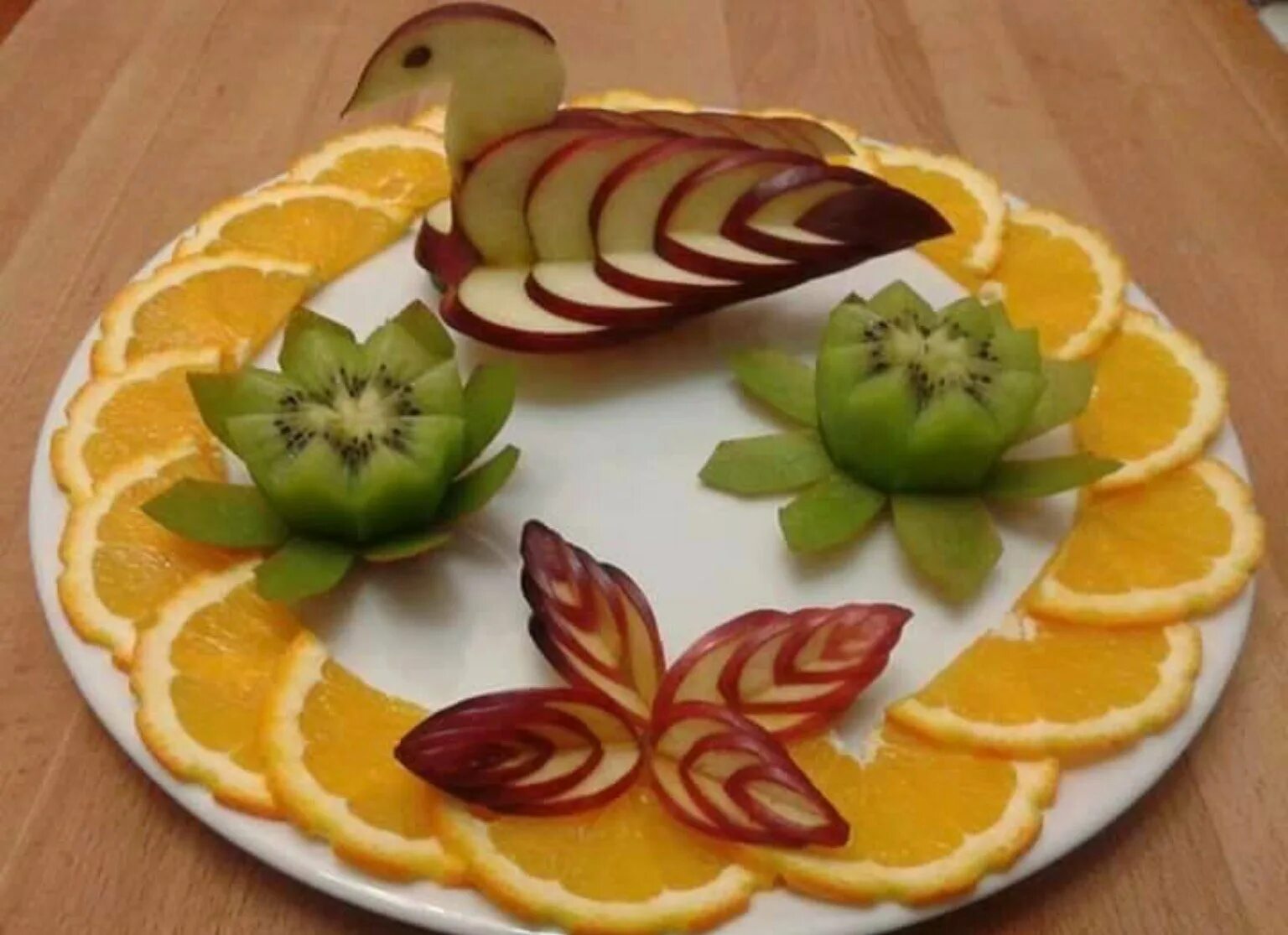 Красивая фруктовая нарезка. Нарезка фруктов пошагово. Нарезка фруктов пошагово. Фруктовая нарезка. Украсить фрукты на праздничный стол.