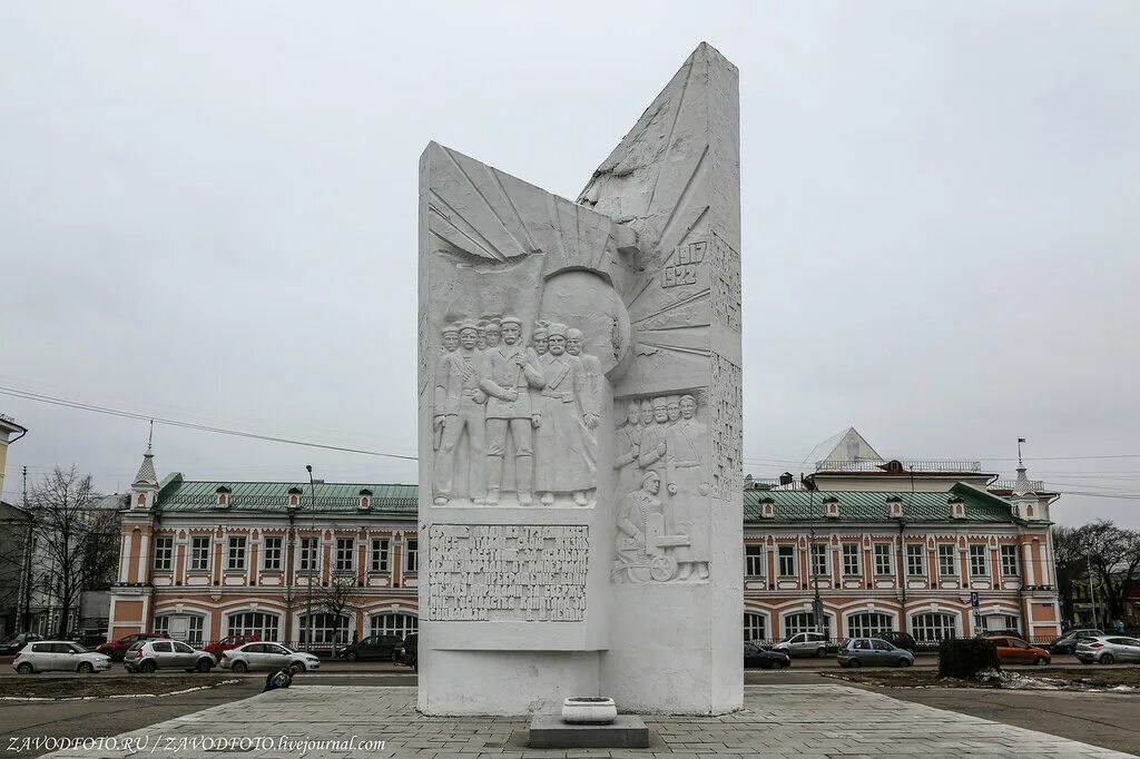 Площадь революции череповец. Памятник героям октябрьской революции вологда. памятник октябрьской революции вологда. памятник на площади революции в вологде. памятник героям октябрьской революции и гражданской войны вологда.