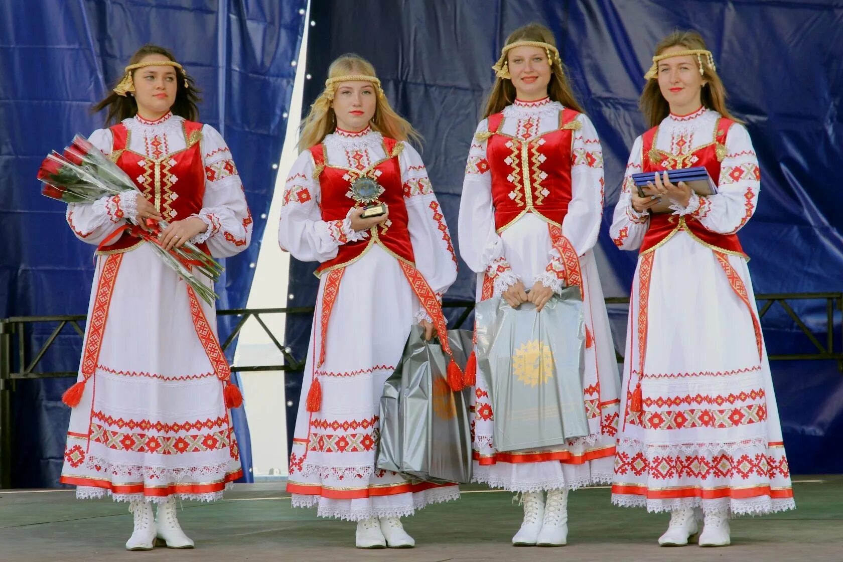 Белорусский национальный костюм. Национальный костюм белорусов. Национальная одежда белорусов. Белорусский народный костюм.