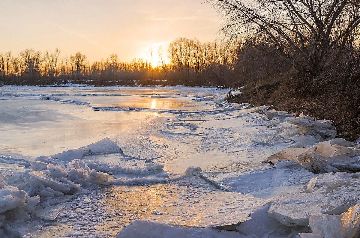 Запрет выхода на лед. Река усолка пермский край фото. Ледостав когда устанавливается и сходит. Ледоход в хабаровске 2022. Ледостав на реке.
