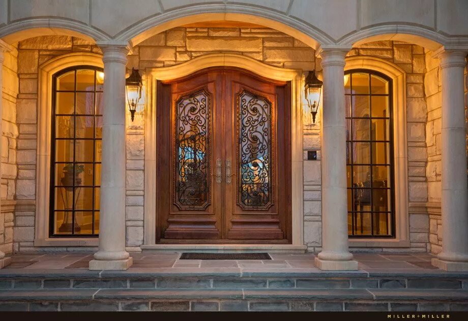 Замечательный вход. Красивые двери. Дверь особняка. Дверь с колоннами. Фасадные двери.